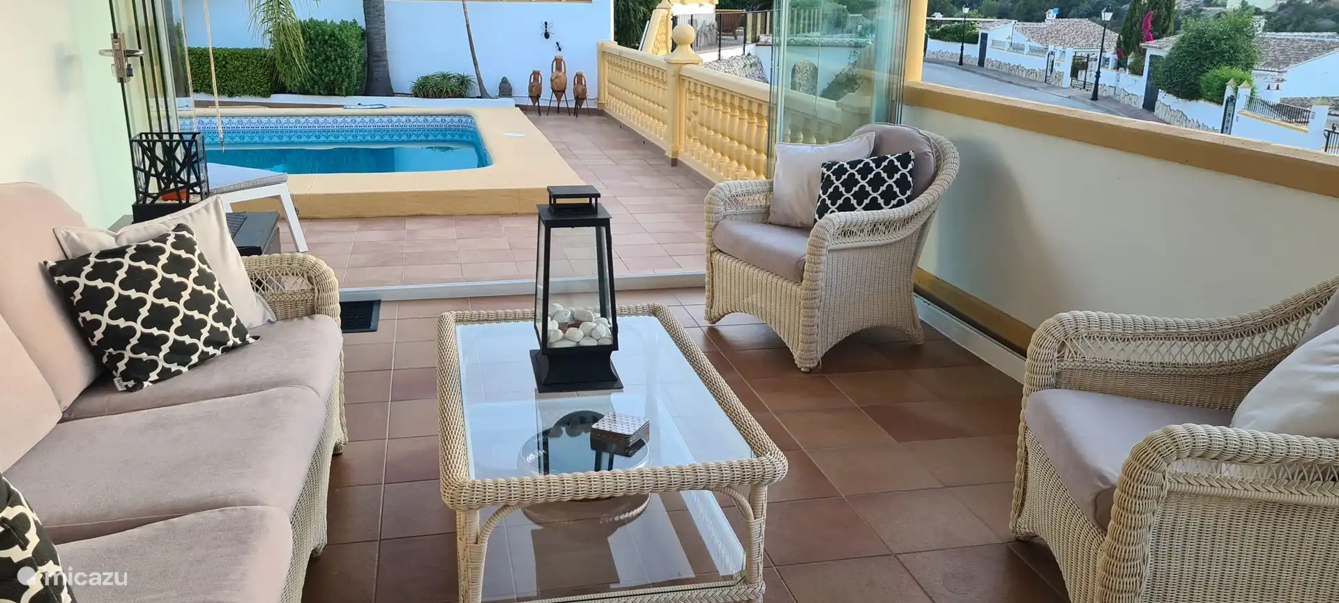 Naya mit Fenstern, die sich vollst&#228;ndig &#246;ffnen lassen und direkt zum Pool f&#252;hren k&#246;nnen