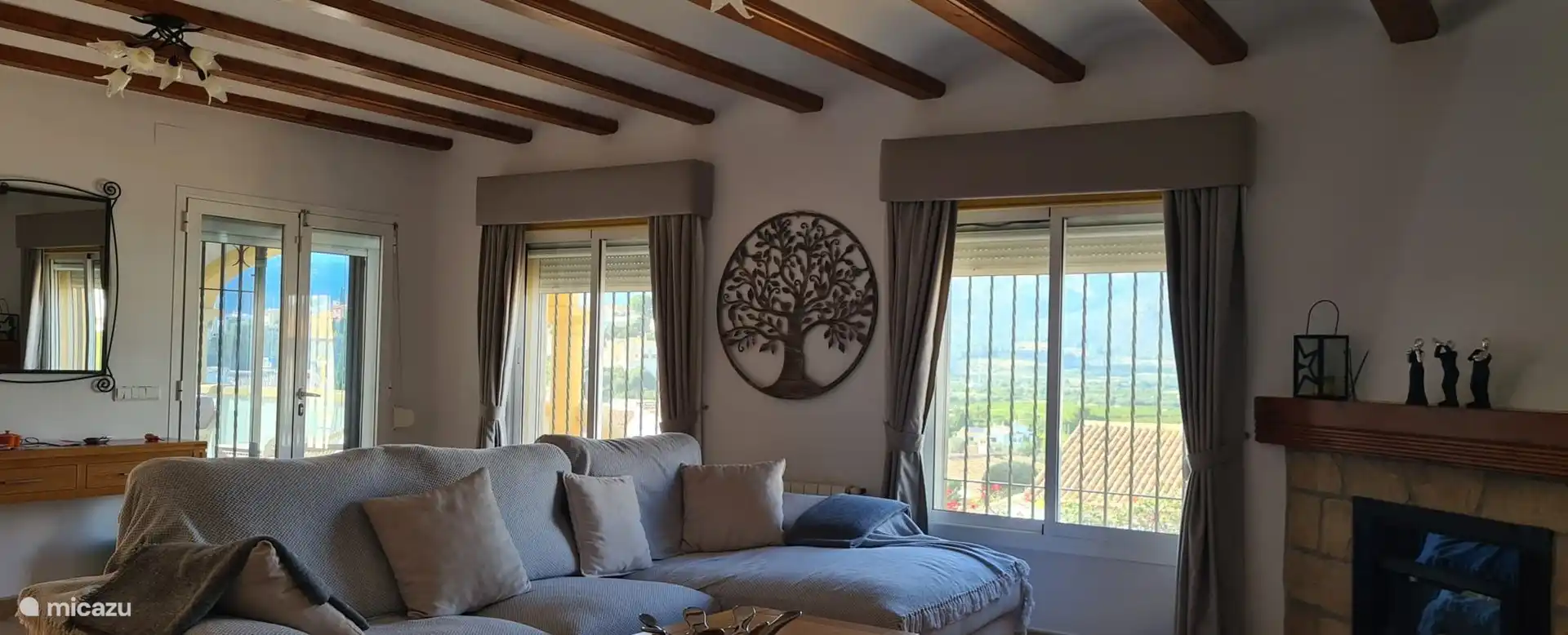 gem&#252;tliches Wohnzimmer mit Heizung und neuer Klimaanlage und neuen Vorh&#228;ngen