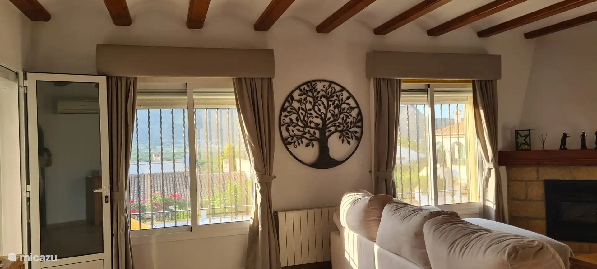 Wohnzimmer mit neuem TV und WLAN