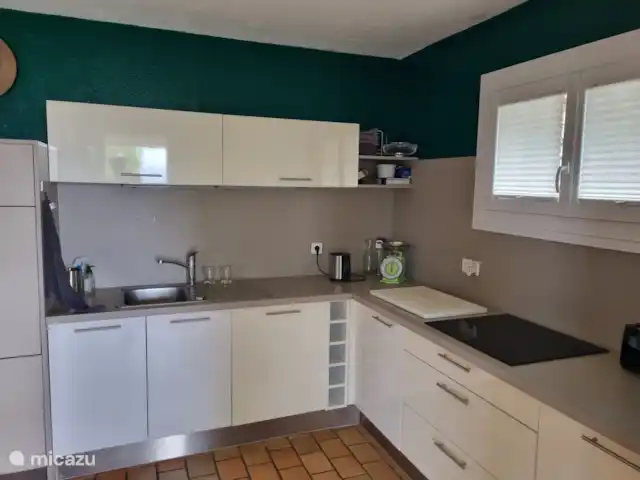 kathrin en Francia, Costa Azul, Les Issambres - bungaló La cocina abierta está bien equipada, tanto con electrodomésticos como con menaje.