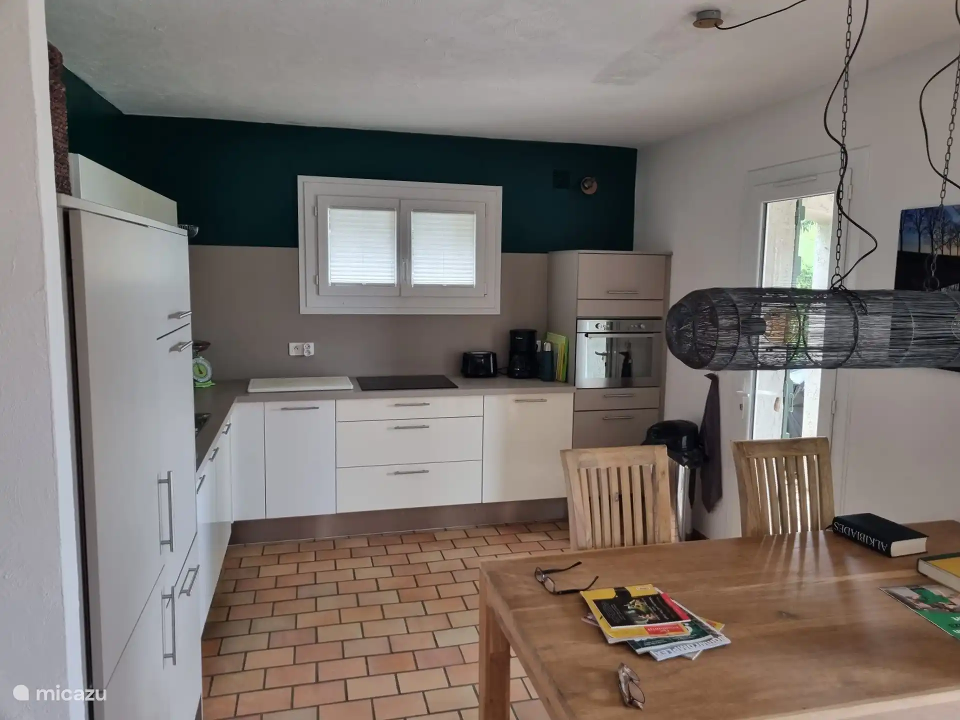 In der Küche gibt es auch einen Lese-/Esstisch 