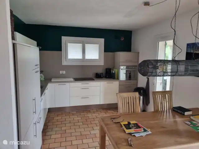 kathrin en Francia, Costa Azul, Les Issambres - bungaló También hay una mesa de lectura/comedor en la cocina.