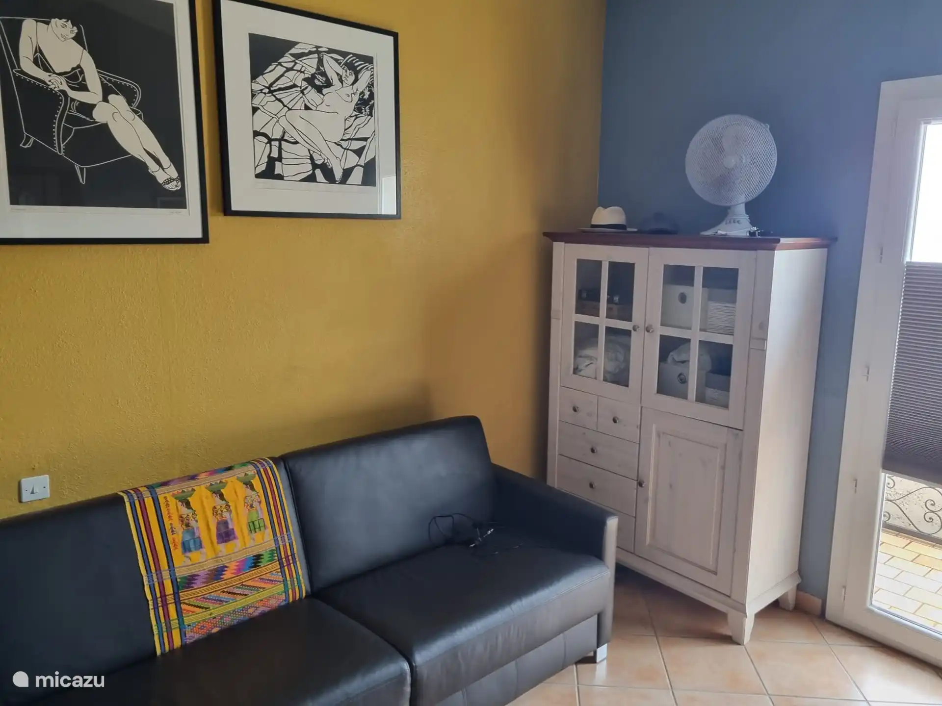 Im Obergeschoss befindet sich auch ein geräumiges, helles Büro. Auf der Schlafcouch mit fester Matratze können ein bis zwei Personen gut schlafen (Sie haben dann ein Doppelzimmer und zwei Einzelzimmer für vier Personen). Dieses Zimmer hat auch eine eigene kleine Terrasse mit zwei Bänken und einer schönen Aussicht