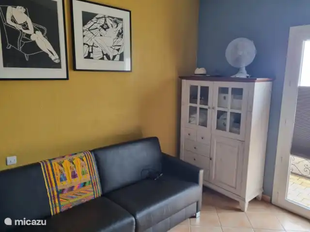 kathrin en Francia, Costa Azul, Les Issambres - bungaló También hay una oficina espaciosa y luminosa en el piso de arriba. En el sofá cama con un colchón firme, una o dos personas pueden dormir bien (luego tienes una habitación doble y dos habitaciones individuales para cuatro personas). Esta habitación también tiene su propia terraza pequeña con dos bancos y una hermosa vista
