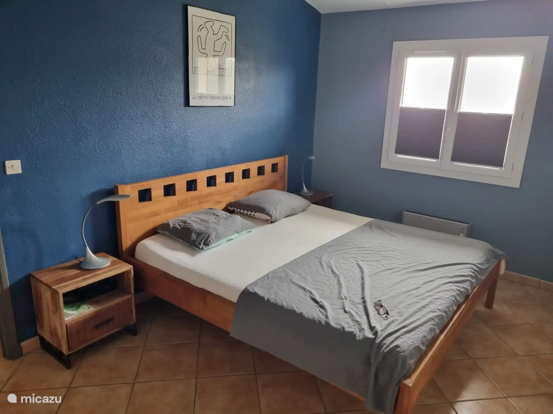 Von den drei Schlafzimmern im Obergeschoss verfügt eines über ein Doppelbett