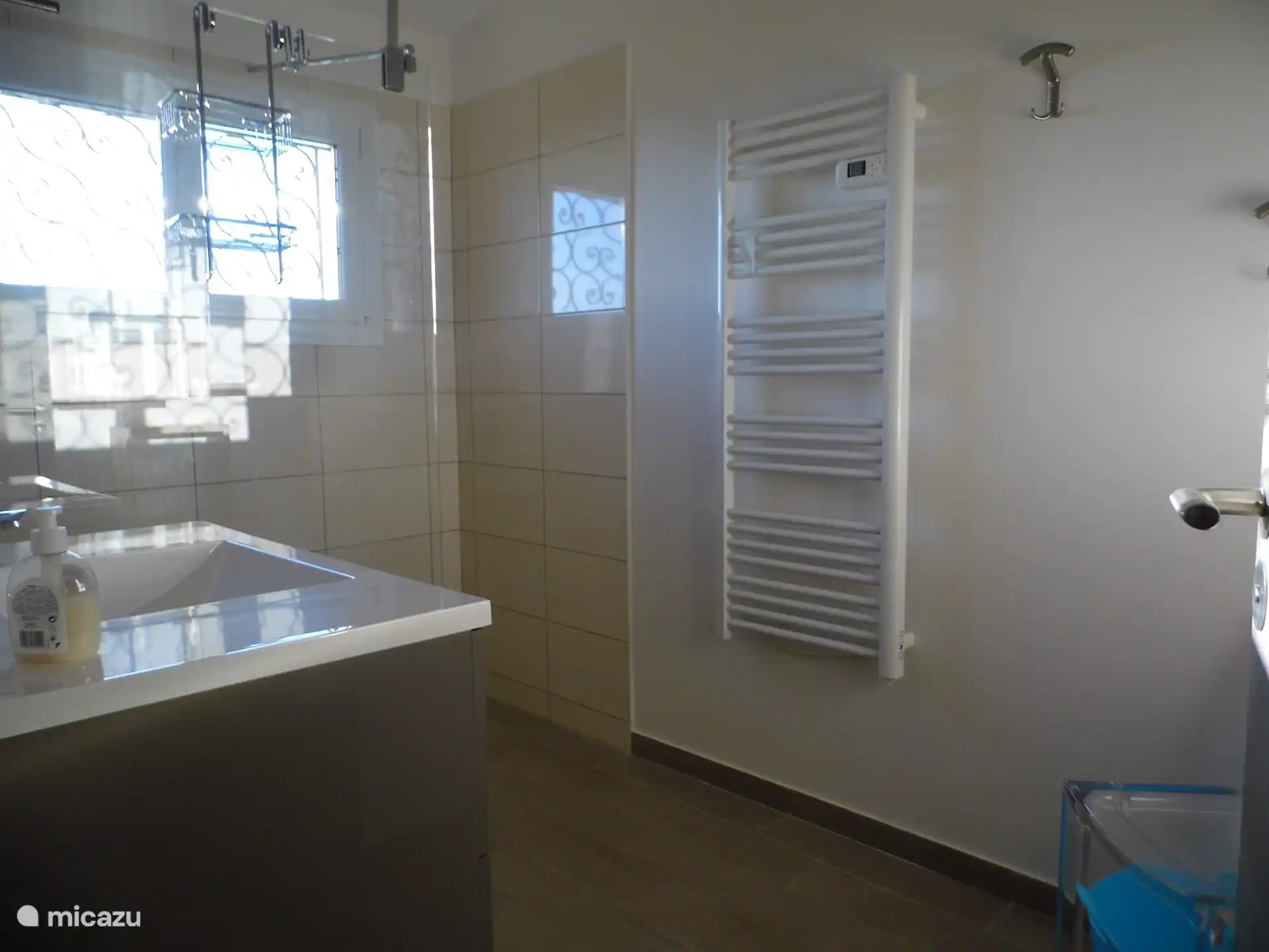 Geräumiges Badezimmer mit Dusche und Waschbecken