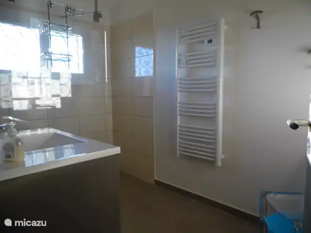 kathrin en Francia, Costa Azul, Les Issambres - bungaló Amplio cuarto de baño con ducha y lavabo