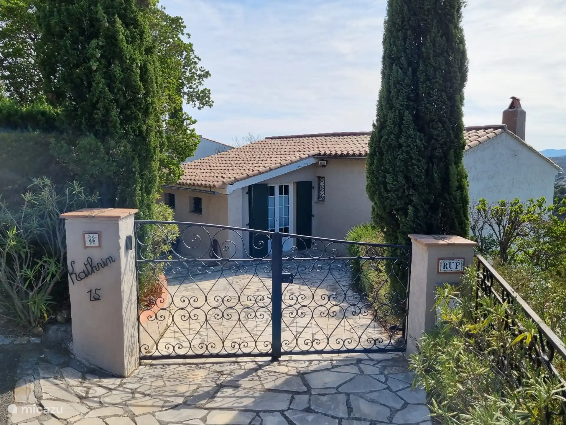 Von der Straße aus gelangt man bequem zum Haus Kathrin (das Tor ist jetzt geschlossen)