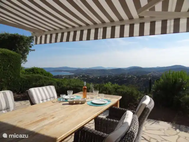 kathrin en Francia, Costa Azul, Les Issambres - bungaló Desayuno, almuerzo, cena o simplemente una copa de vino con una hermosa vista despejada de la bahía de Saint Tropez hacia el sur.
