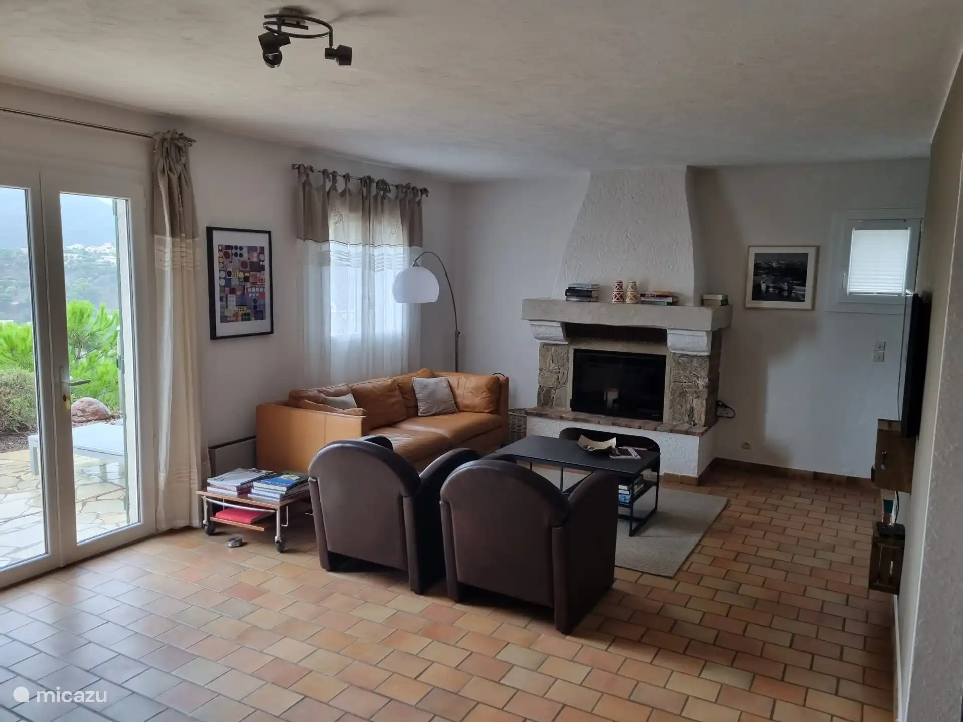 Gemütliche Sitzecke mit großem Sofa und zwei Sesseln