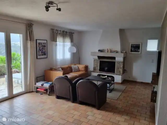 kathrin en Francia, Costa Azul, Les Issambres - bungaló Acogedora sala de estar con un gran sofá y dos sillones.