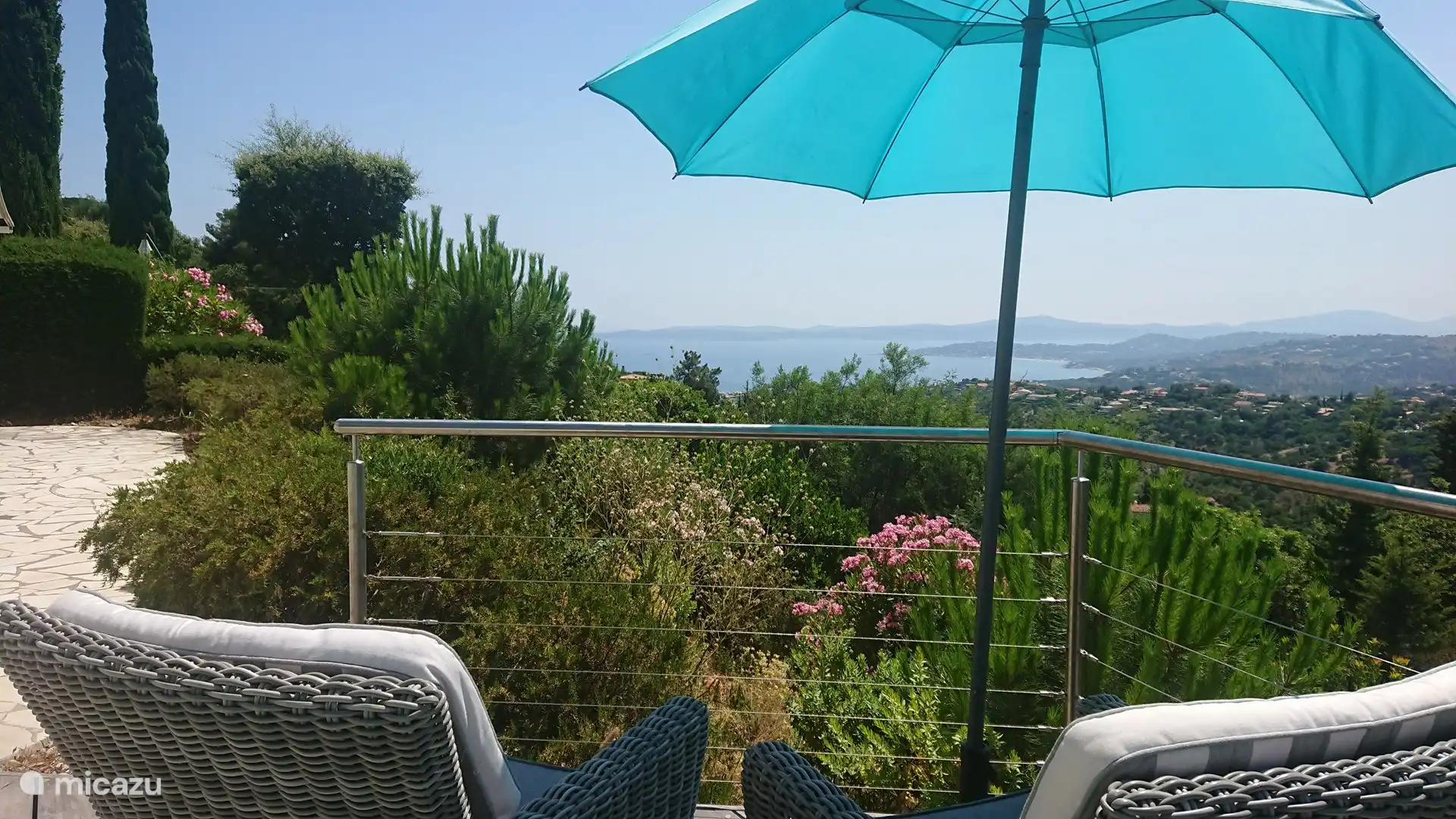 Und natürlich eine wunderschöne Aussicht auf Saint Tropez vom Beckenrand aus