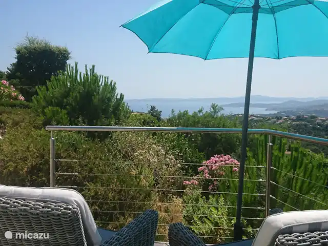 kathrin en Francia, Costa Azul, Les Issambres - bungaló Y por supuesto una hermosa vista hacia Saint Tropez desde el borde de la piscina.