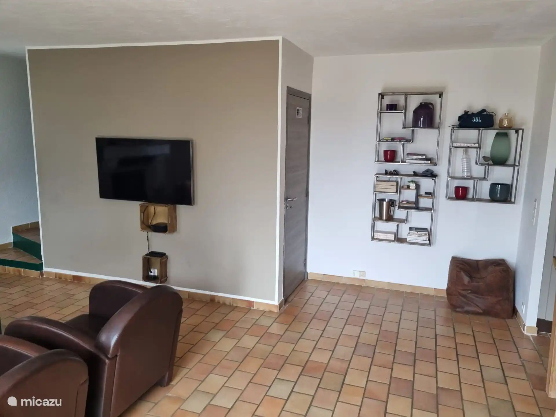 Von der Sitzecke aus haben Sie einen Blick auf den großen Bildschirm für Streaming-Dienste oder Fernsehen über superschnelle Glasfaser