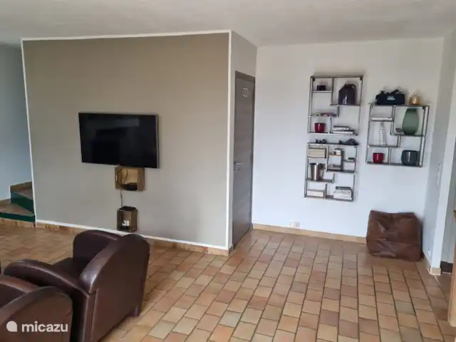 kathrin en Francia, Costa Azul, Les Issambres - bungaló Desde la zona de asientos tienes a la vista la gran pantalla para servicios de streaming o TV a través de fibra óptica ultrarrápida.