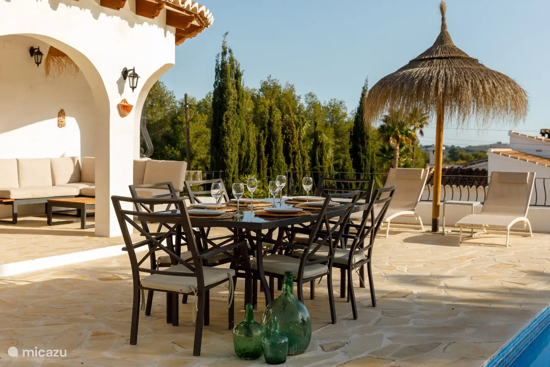 Lunch en dinner tafel aan het zwembad