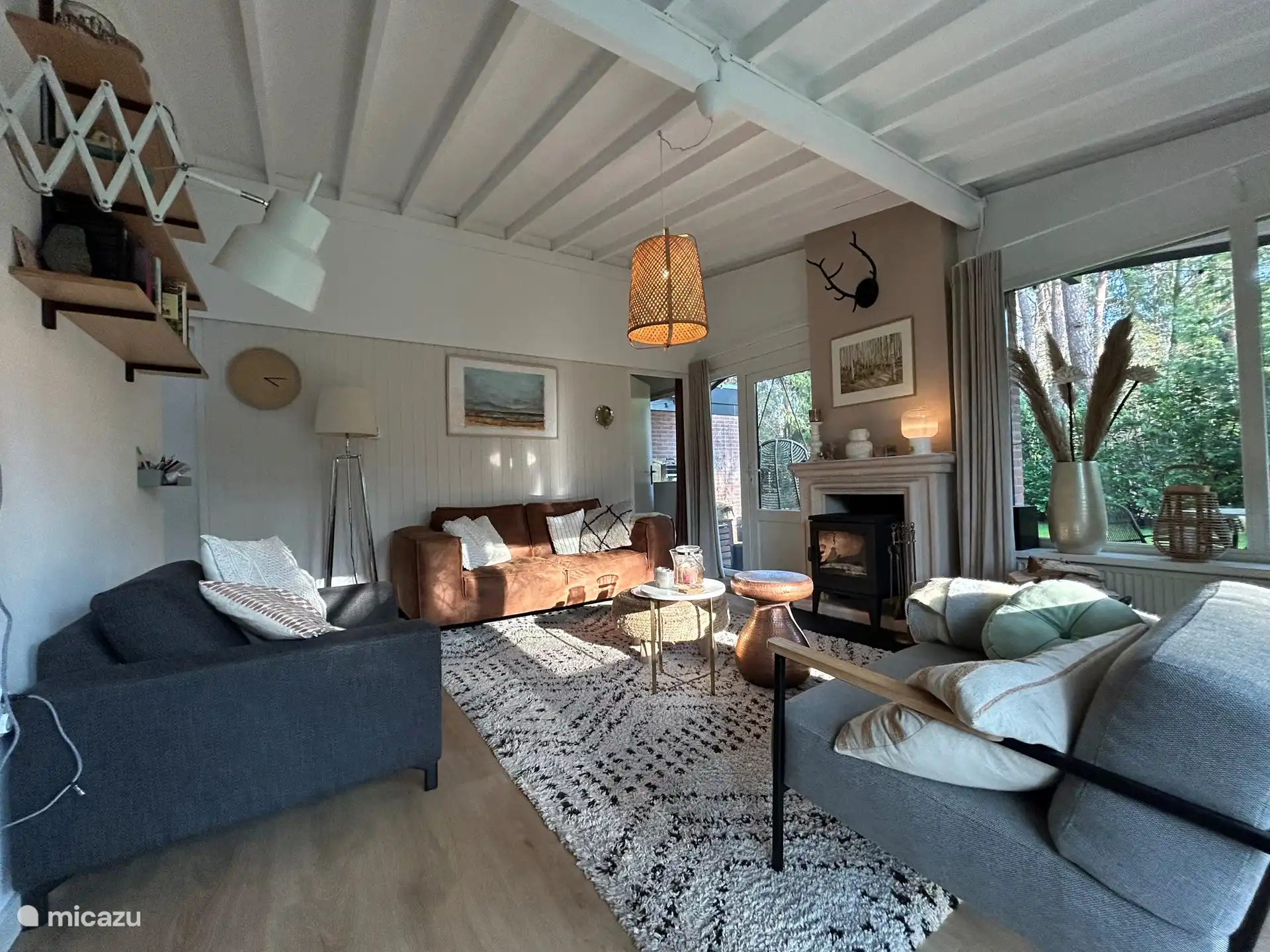 Das schöne Wohnzimmer bietet ausreichend Sitzgelegenheiten für 6 Personen