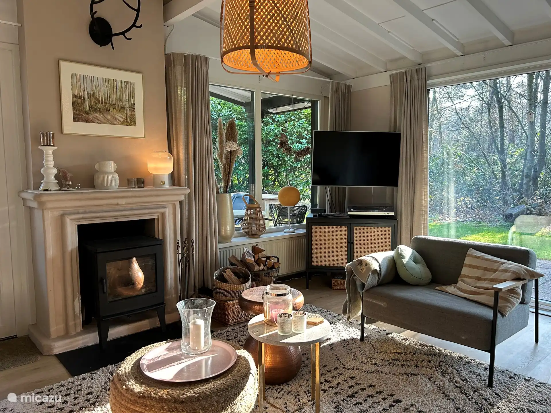 Ein geräumiges Wohnzimmer mit Holzofen