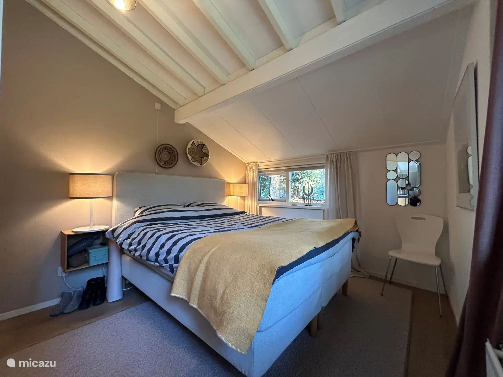 Das Schlafzimmer mit 160X200 Boxspring-Kombination und Schrankraum