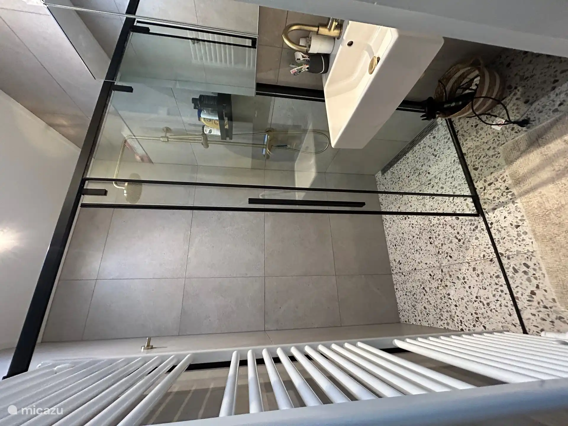 Schönes neues Badezimmer mit ebenerdiger Dusche mit Regendusche und Fußbodenheizung