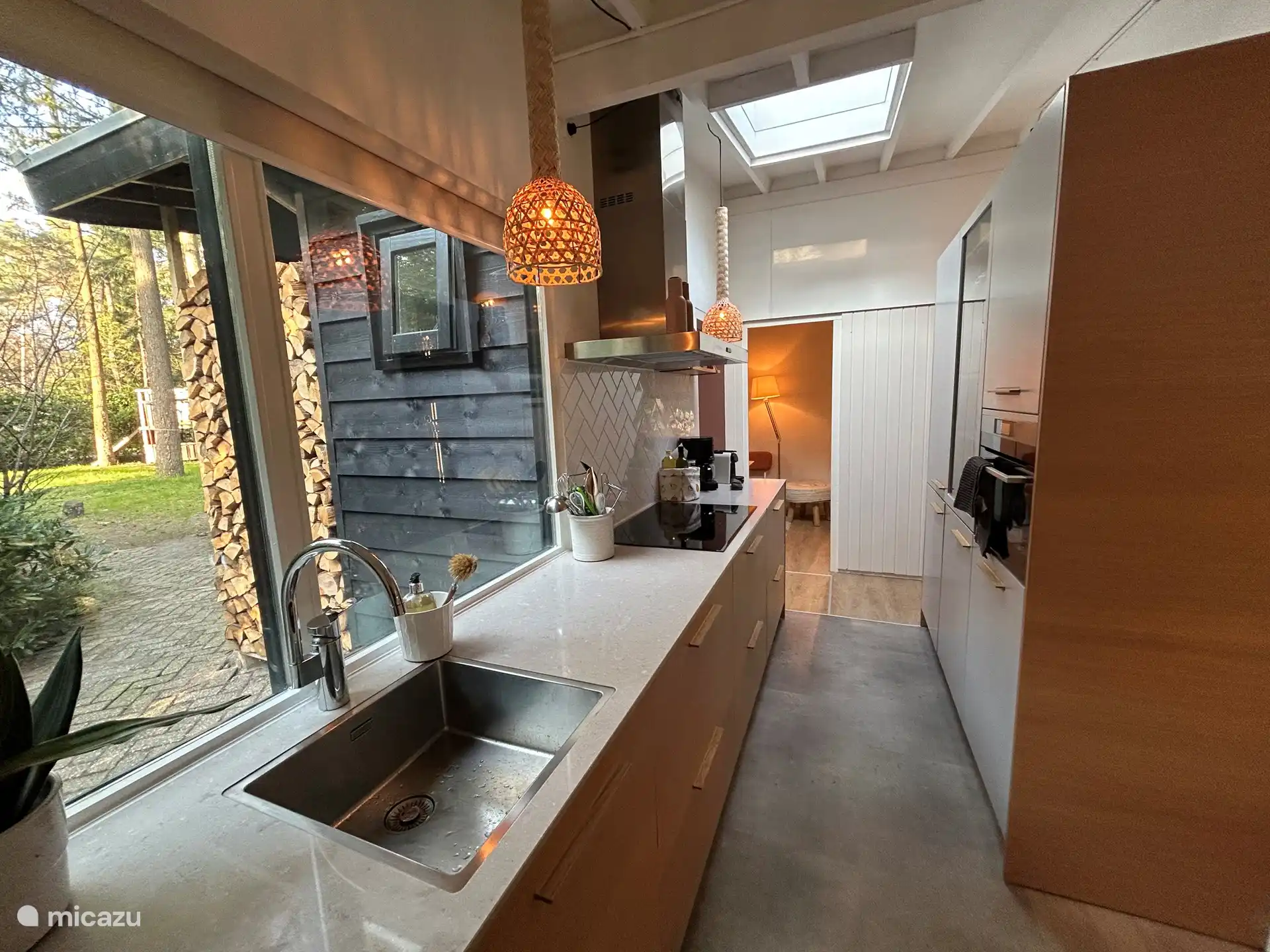 Renovierte Küche mit Blick auf den Vorgarten