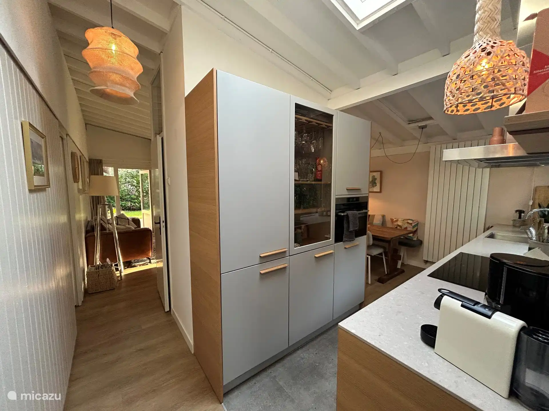 Die komplett renovierte Küche mit Geschirrspüler, Nespresso und Kombi-Mikrowelle