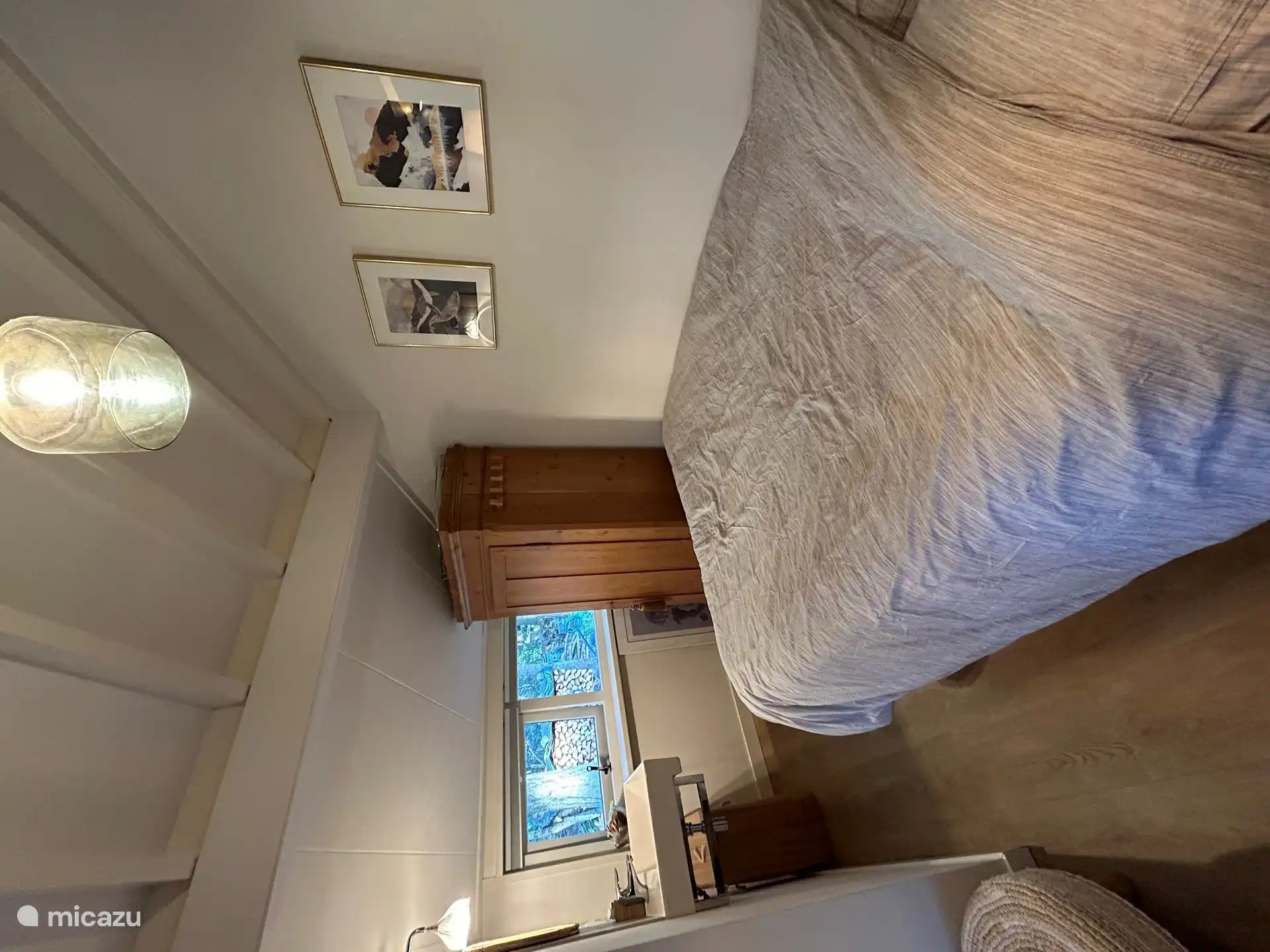 Ein Schlafzimmer mit separatem Waschbecken