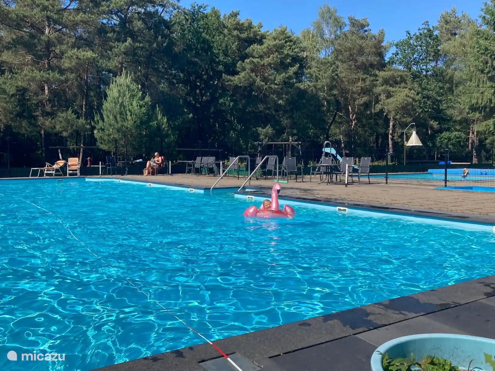 Beheiztes Freibad (Maiferien bis Anfang September geöffnet)