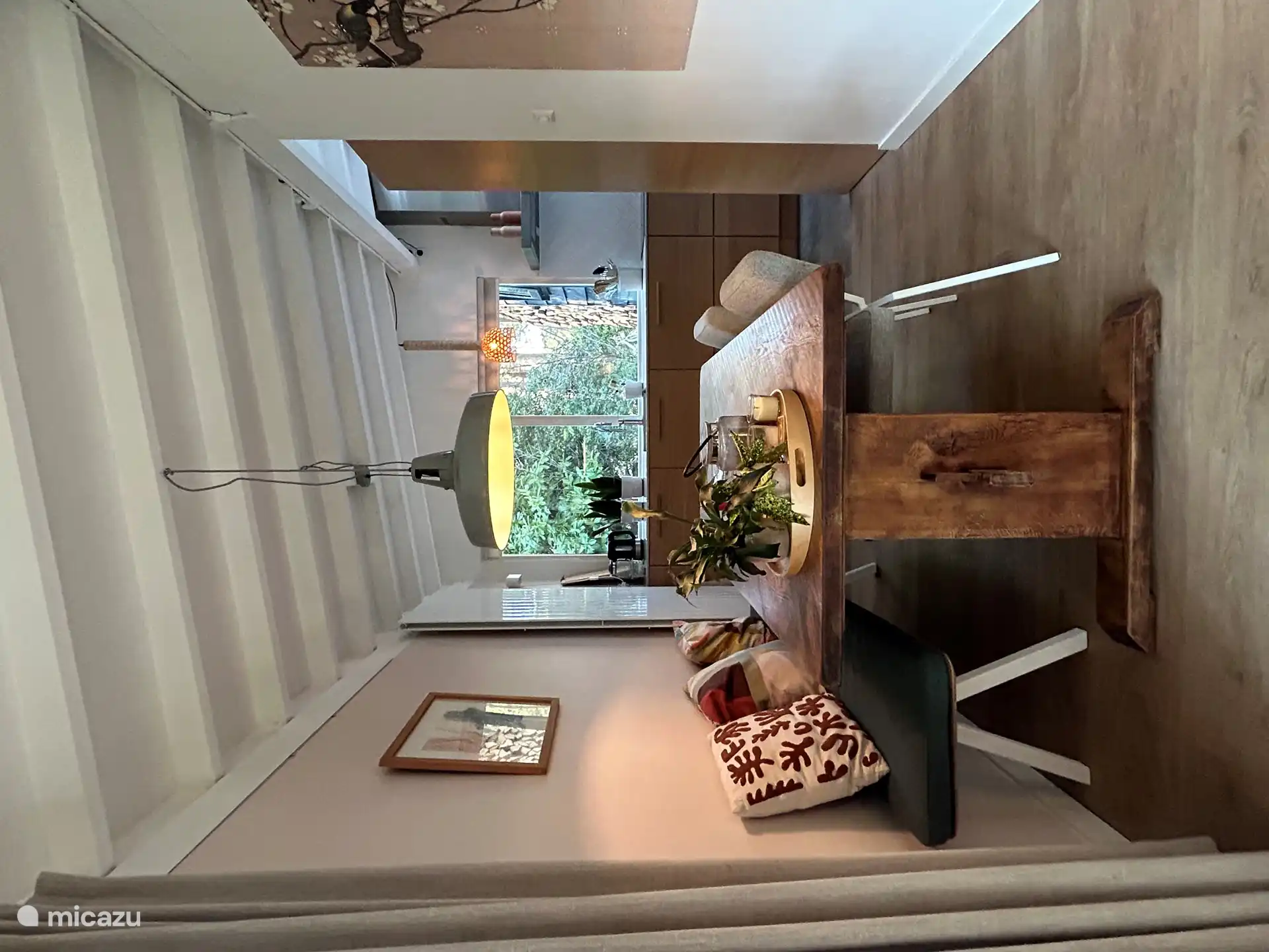 Der Tisch für 6 Personen neben der Küche