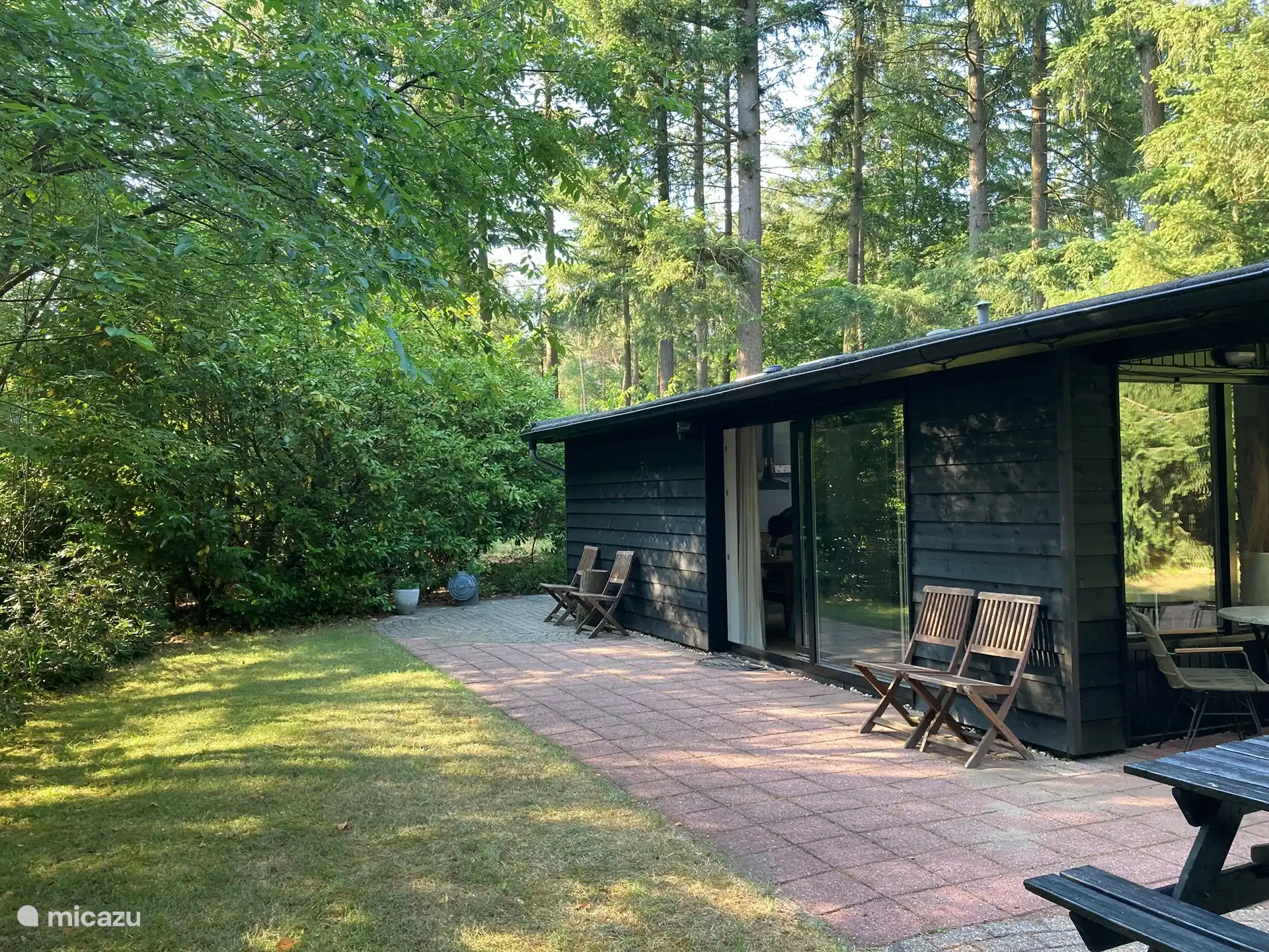 Seite des Hauses, während eines Großteils des Tages die Sonne