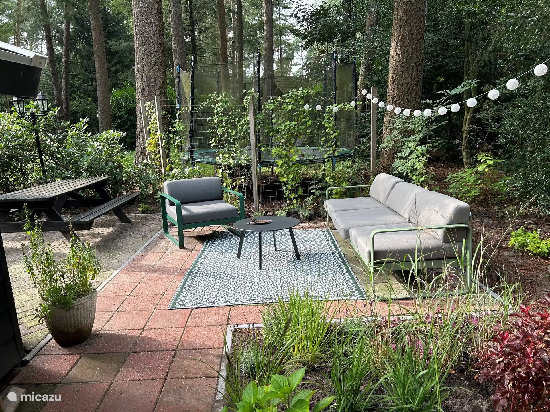 Draußen in der Sitzecke, wo die Sonne bis zum Abend zu finden ist, auch im Wald!