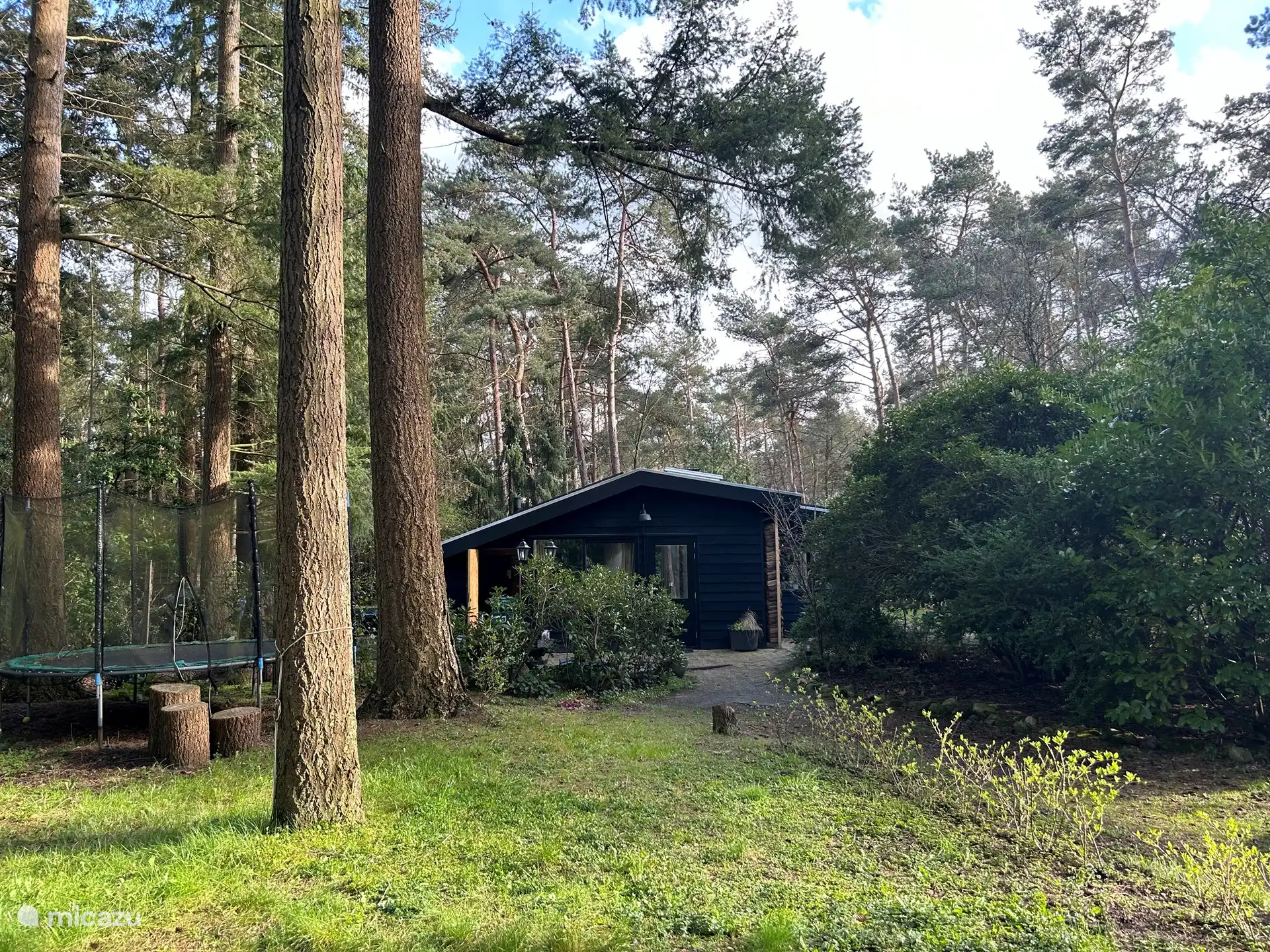 Die Vorderseite des Hauses mit einem riesigen Garten mit Spielhaus und Trampolin... und Ladestation (Parkplatz vor Ort für 2 Autos)