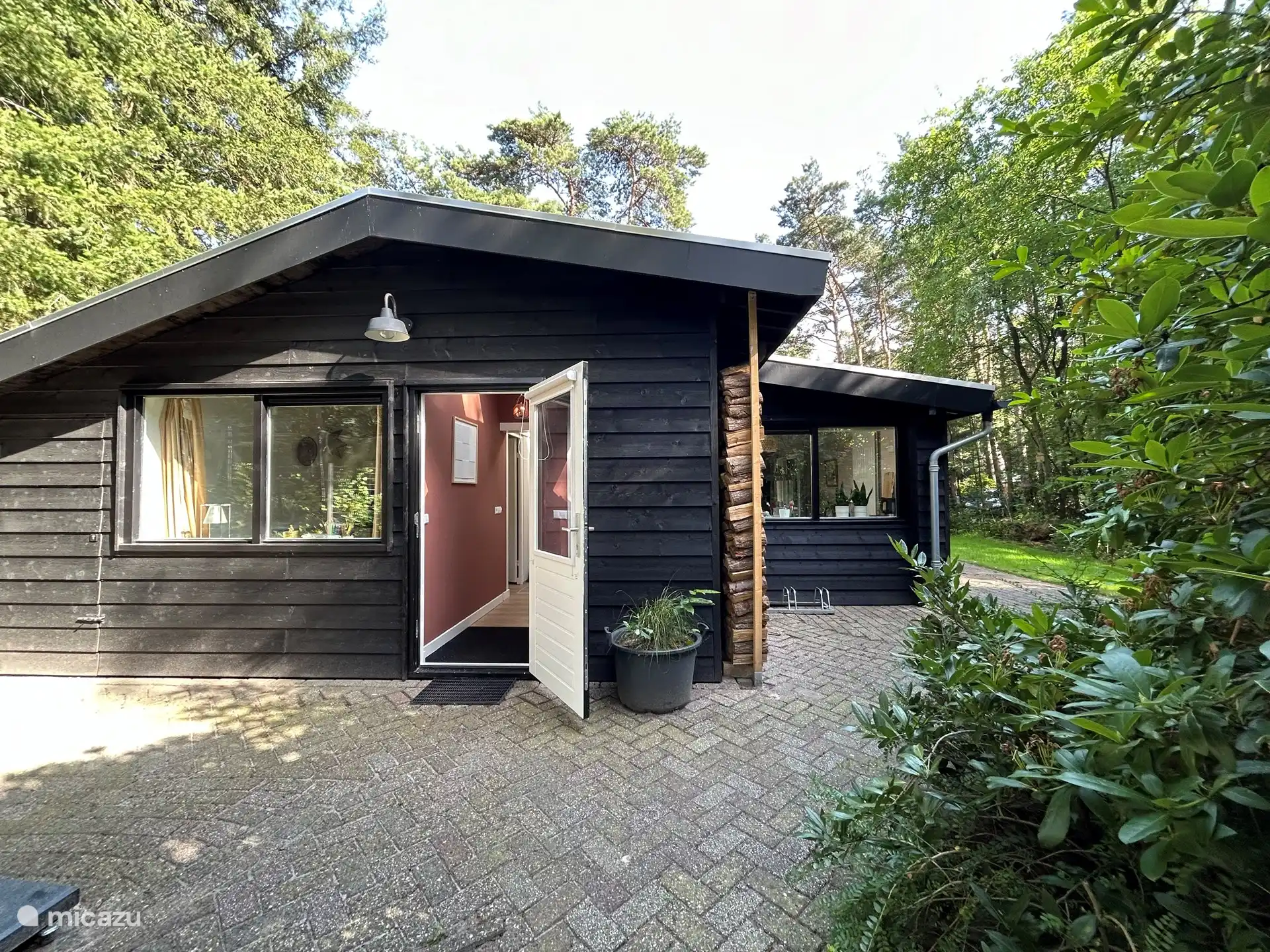 Vorderseite des Hauses mit Nachmittags- und Abendsonne auf der Terrasse