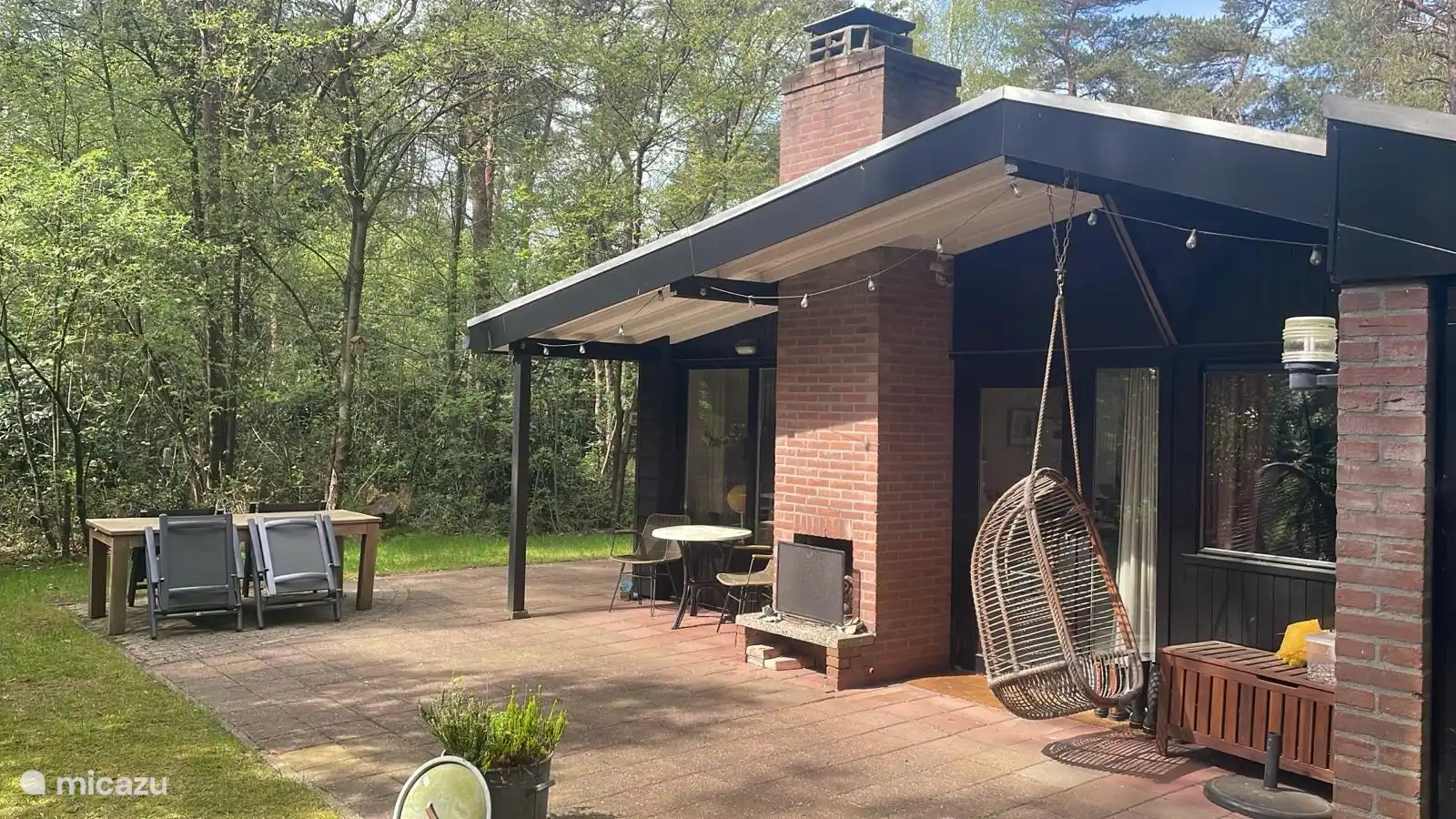 Zurück, mit einer Außenküche und einem schönen Hängesessel. Hier können Sie in der Morgensonne sitzen
