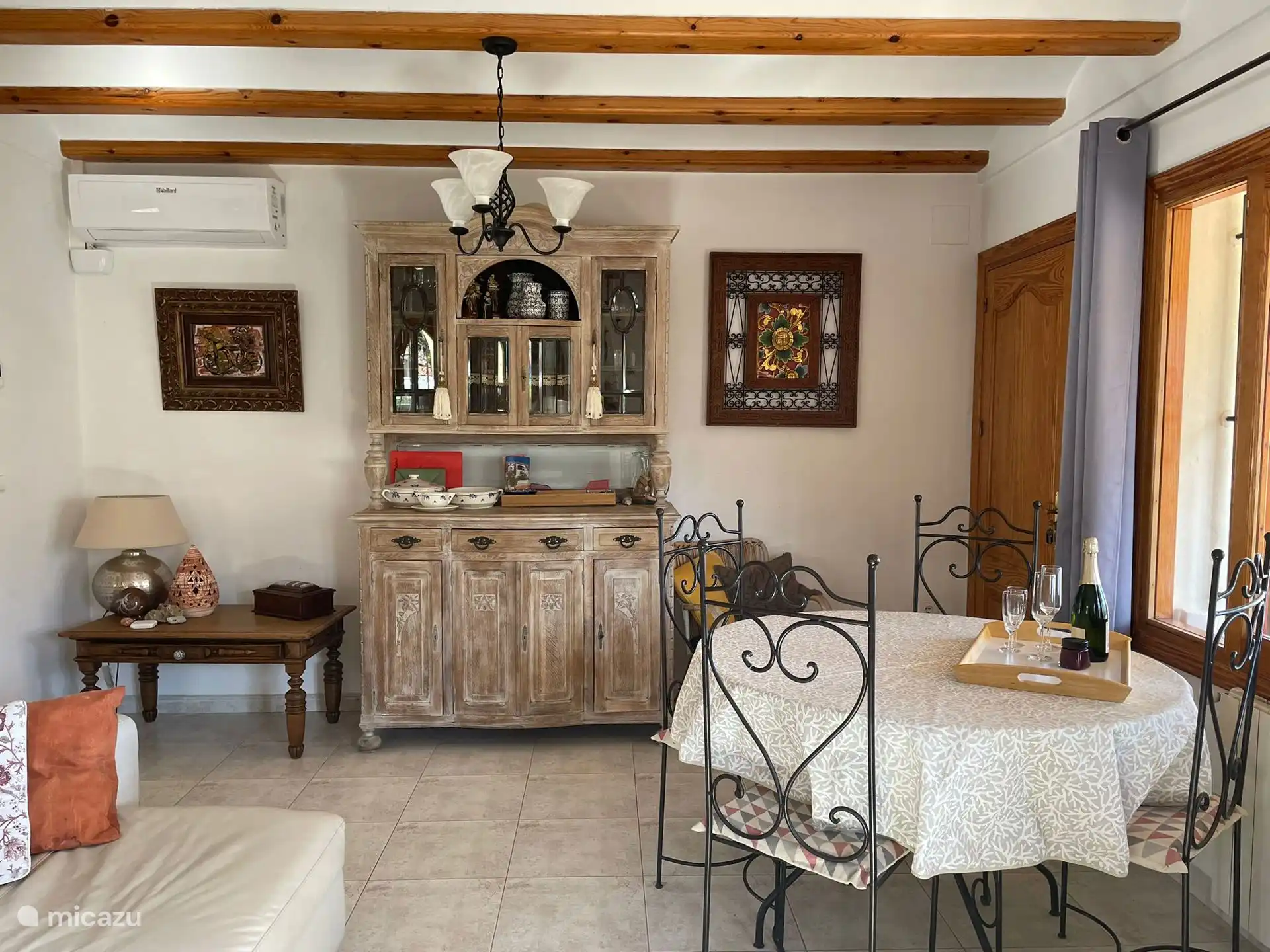 Een oude gerestaureerde Vlaamse kast gevuld met servies. 