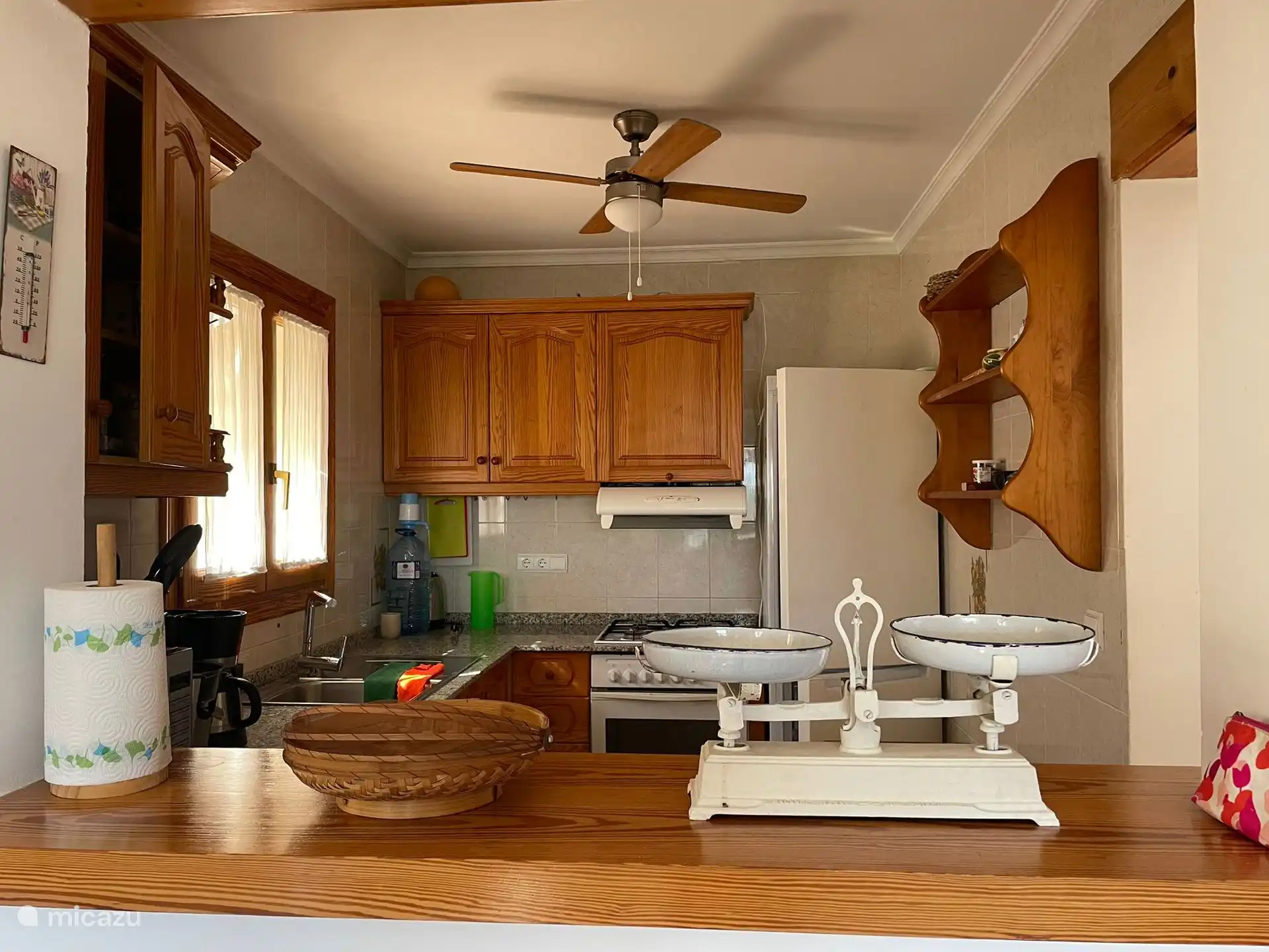 Een typische Spaanse keuken, maar die toch voor het nodige vakantiecomfort zorgt. Alle kansen om te kokkerellen.