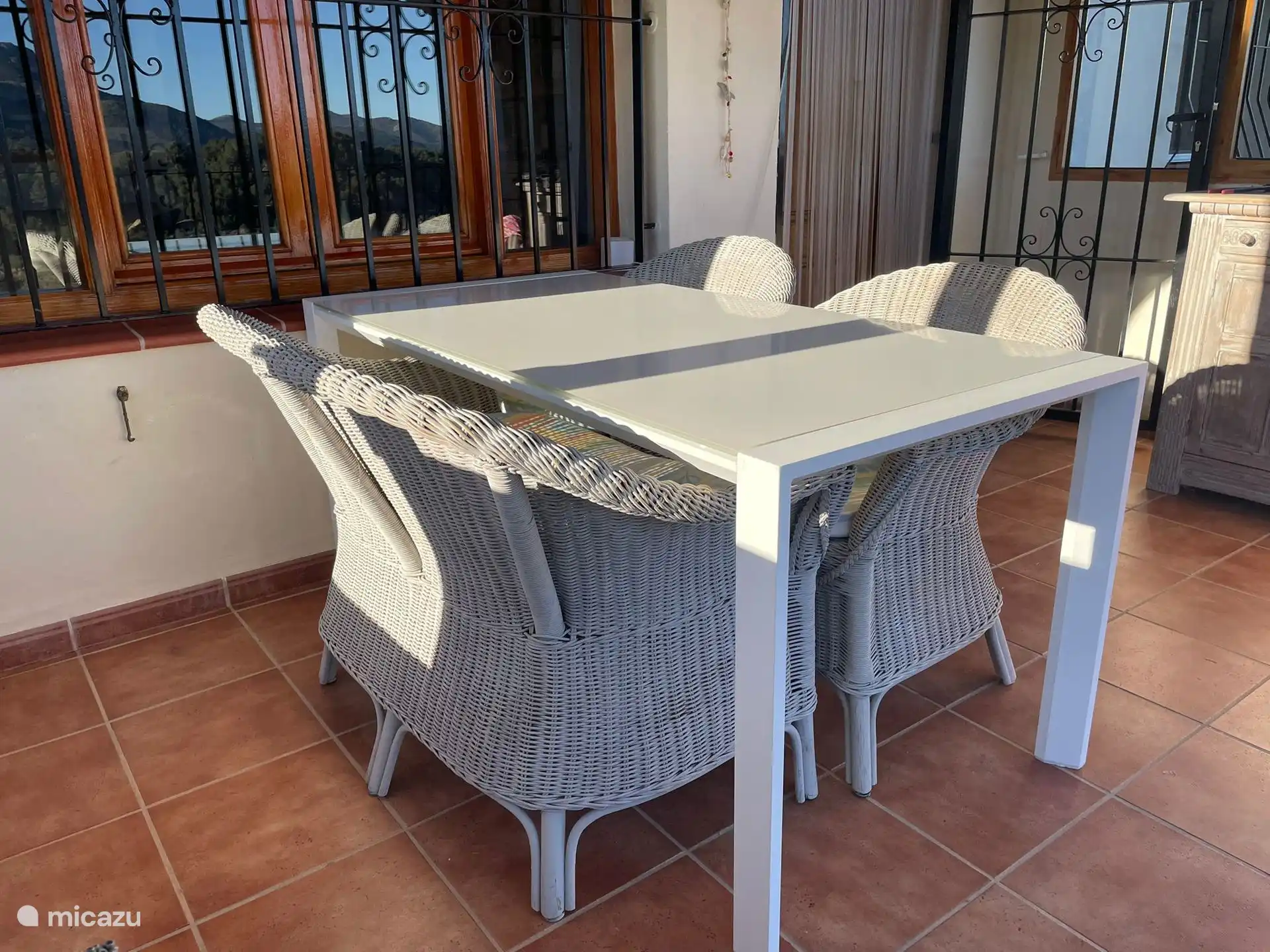 Van zodra er zon is, is het van 's morgens zalig genieten op het terras. Af en toe wat vernieuwing  voor meer comfort en gezelligheid.