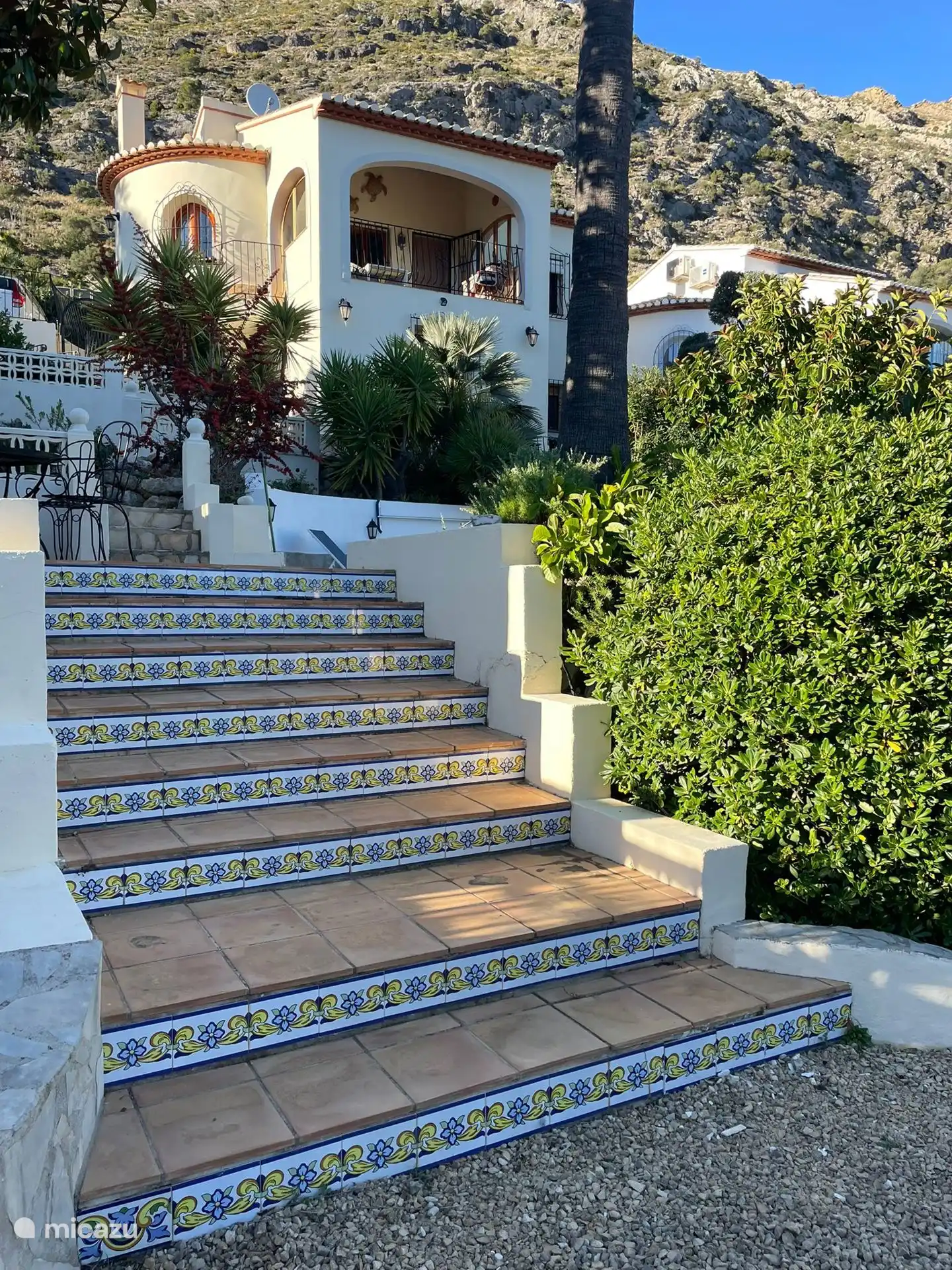 Onze prachtige Spaanse trap is een blikvanger in onze mediterrane tuin.