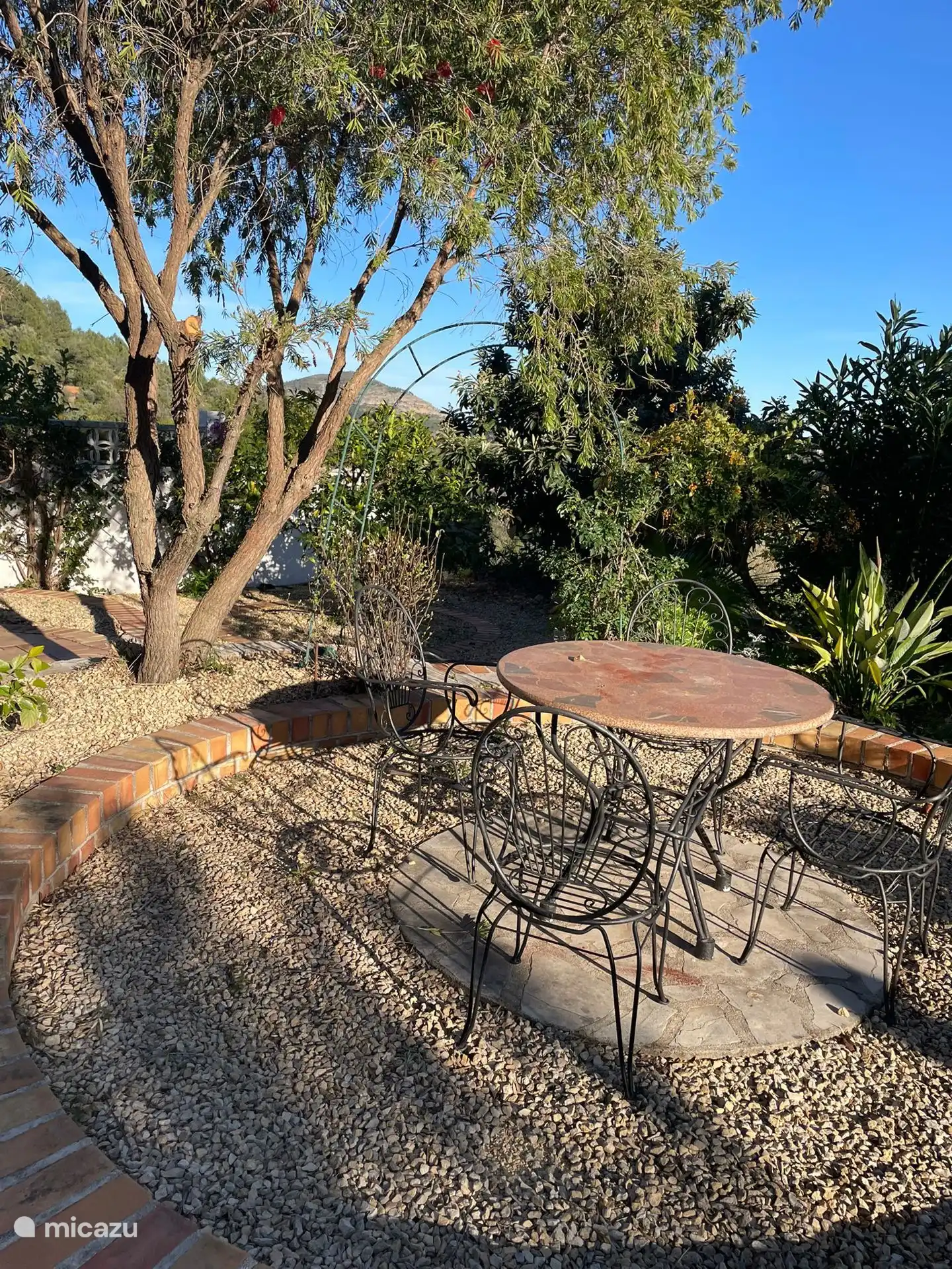 Vele zitplekjes om volop te genieten. Elk terrasje geeft je een andere vakantiegevoel in onze mediterrane tuin.  