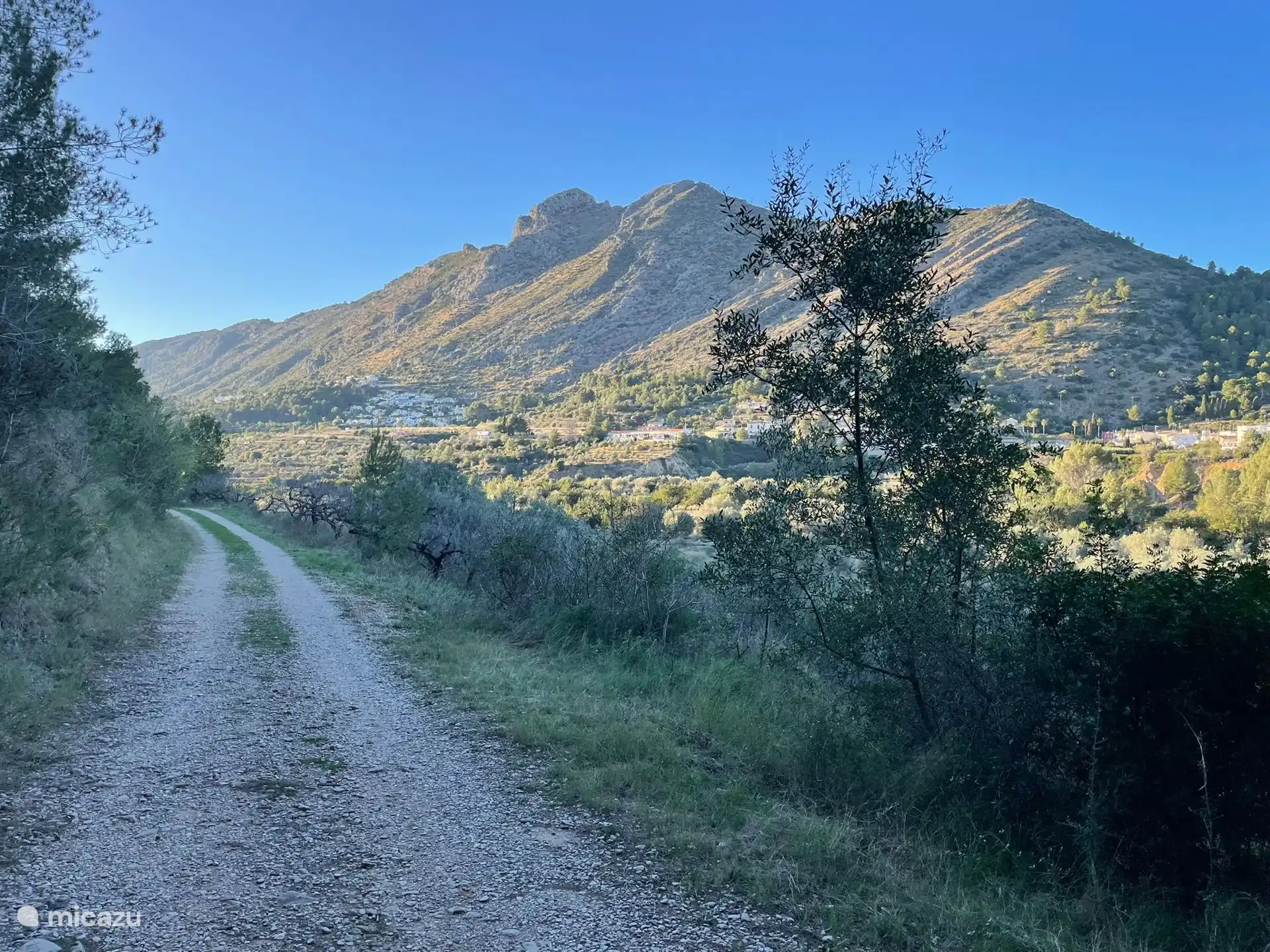 Villa Antonio, gelegen in Vernissapark maar ook gelegen in de prachtige Jalonvallei. Als je van wandelen houdt ... 