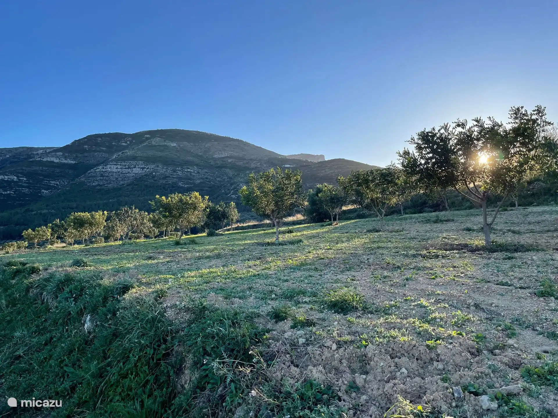 Om en  rond villa Antonio ... van de ene bergflank naar de andere, het wandelpad volgend. 