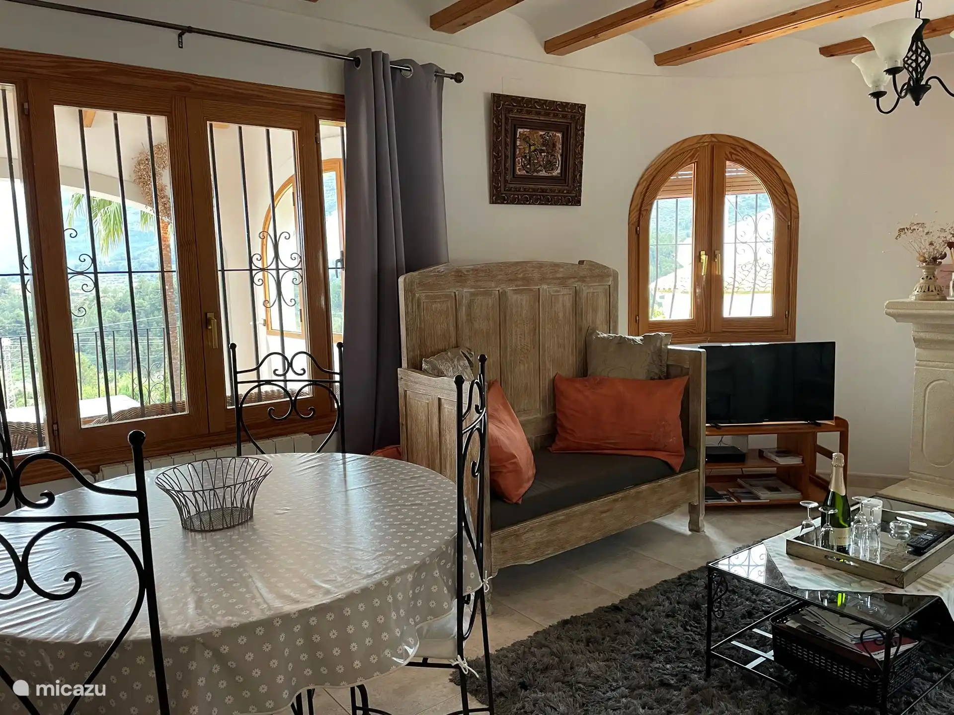 A cozy living room with sitting and dining area (Antonio Alto)