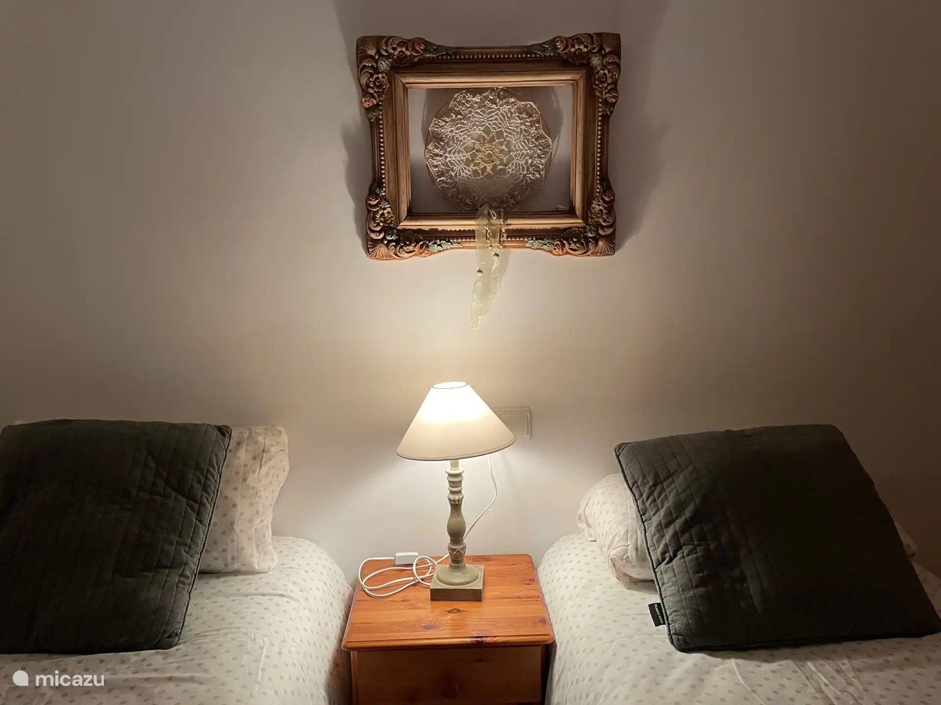 Bedroom 2 of Antonio Alto for 2 people with 2 single beds. The bedroom is equipped with air conditioning. 