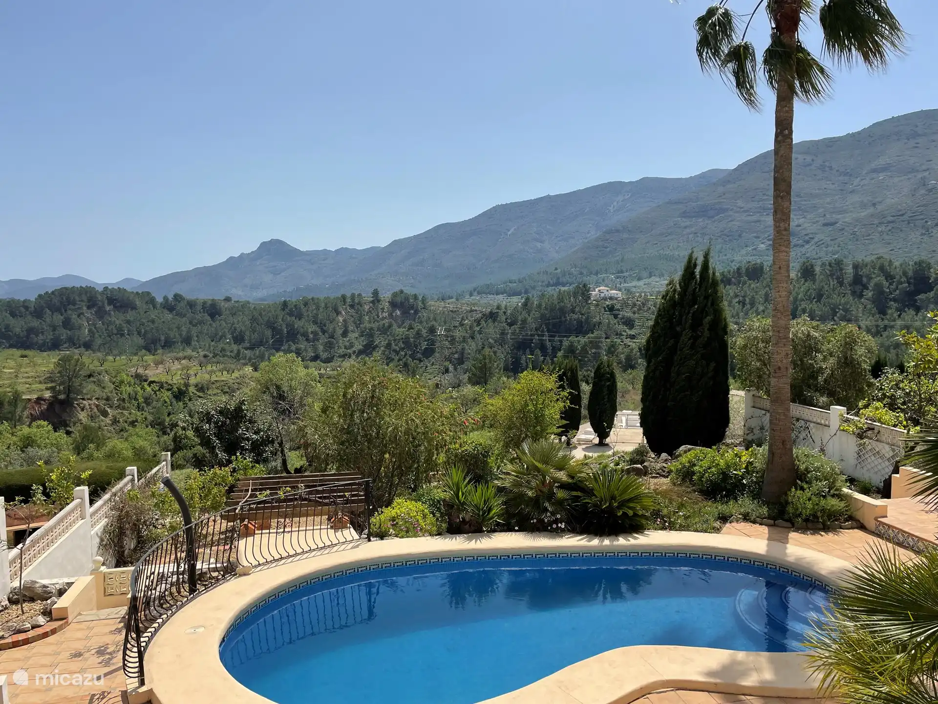 With views of the Jalon Valley and the top of Col de Rates.