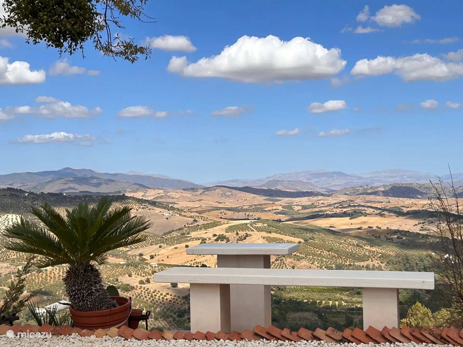 Tolle Aussicht mit Sitzgelegenheiten