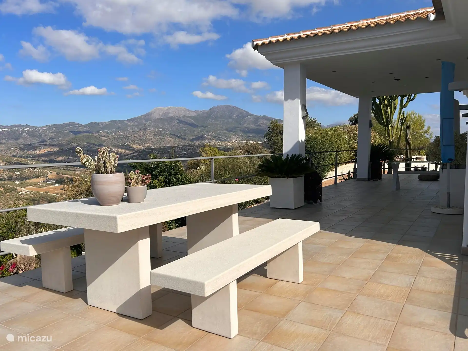 Schöne Sitzgelegenheiten im Freien für einen Snack und ein Getränk