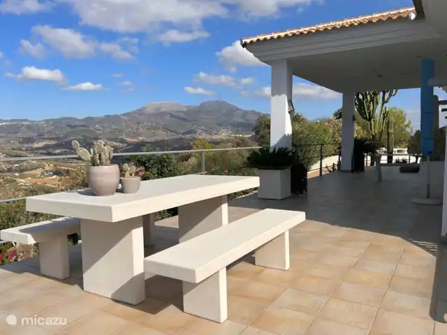 Villa Finca la Roca | Espagne, Andalousie, Guaro - villa Belle terrasse extérieure pour une collation et une boisson