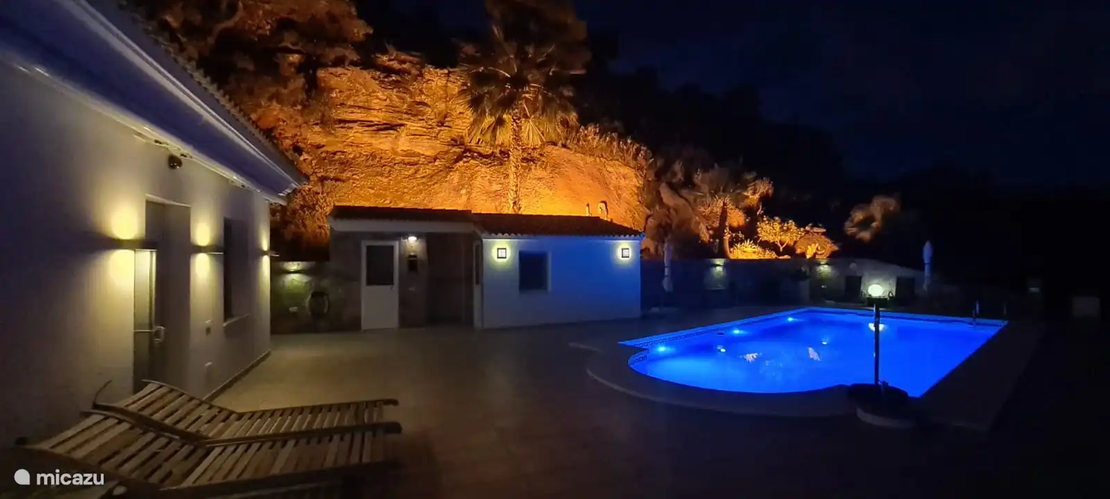 Nachts mit Außenbeleuchtung