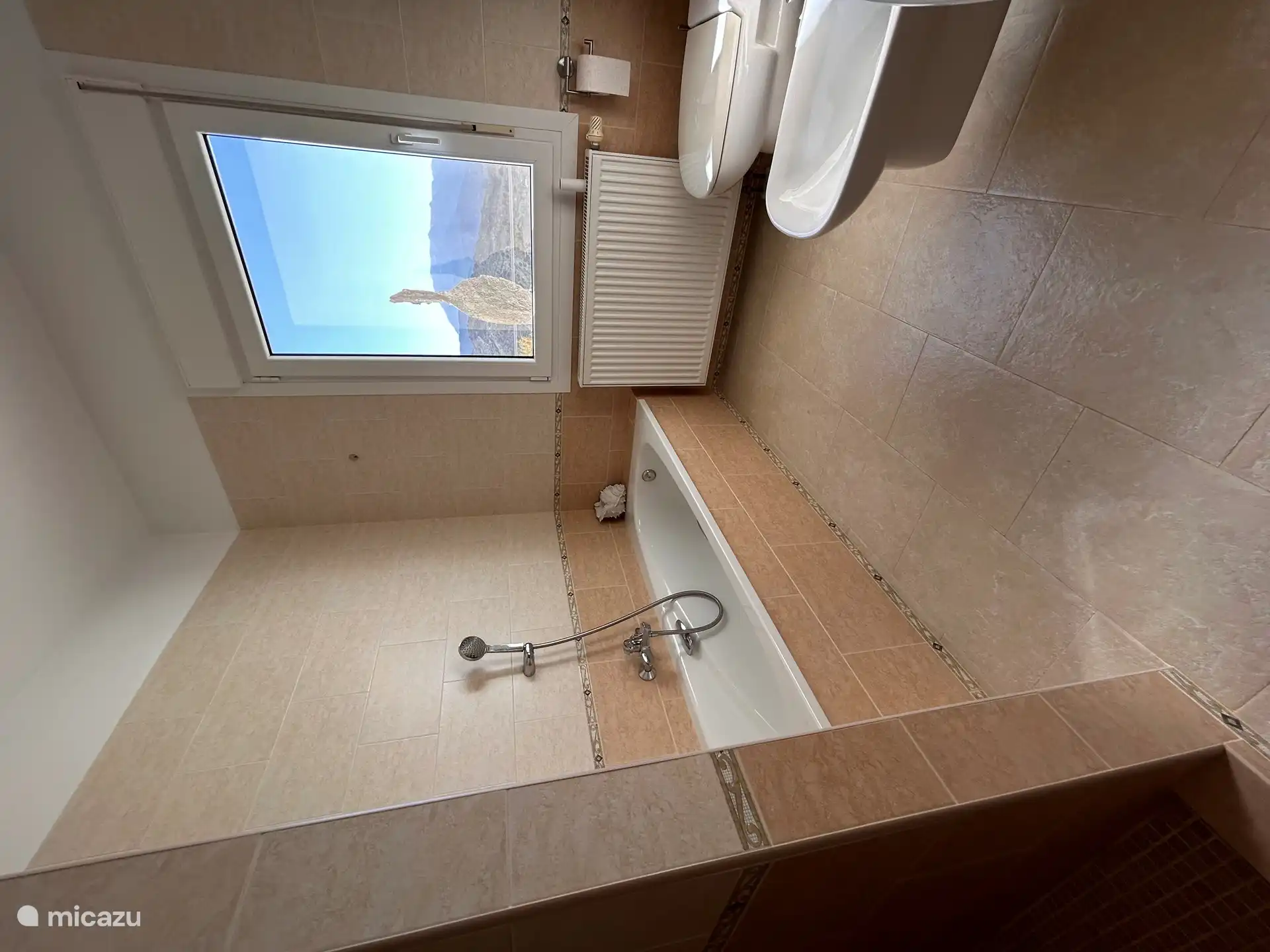 Badezimmer im Hauptschlafzimmer