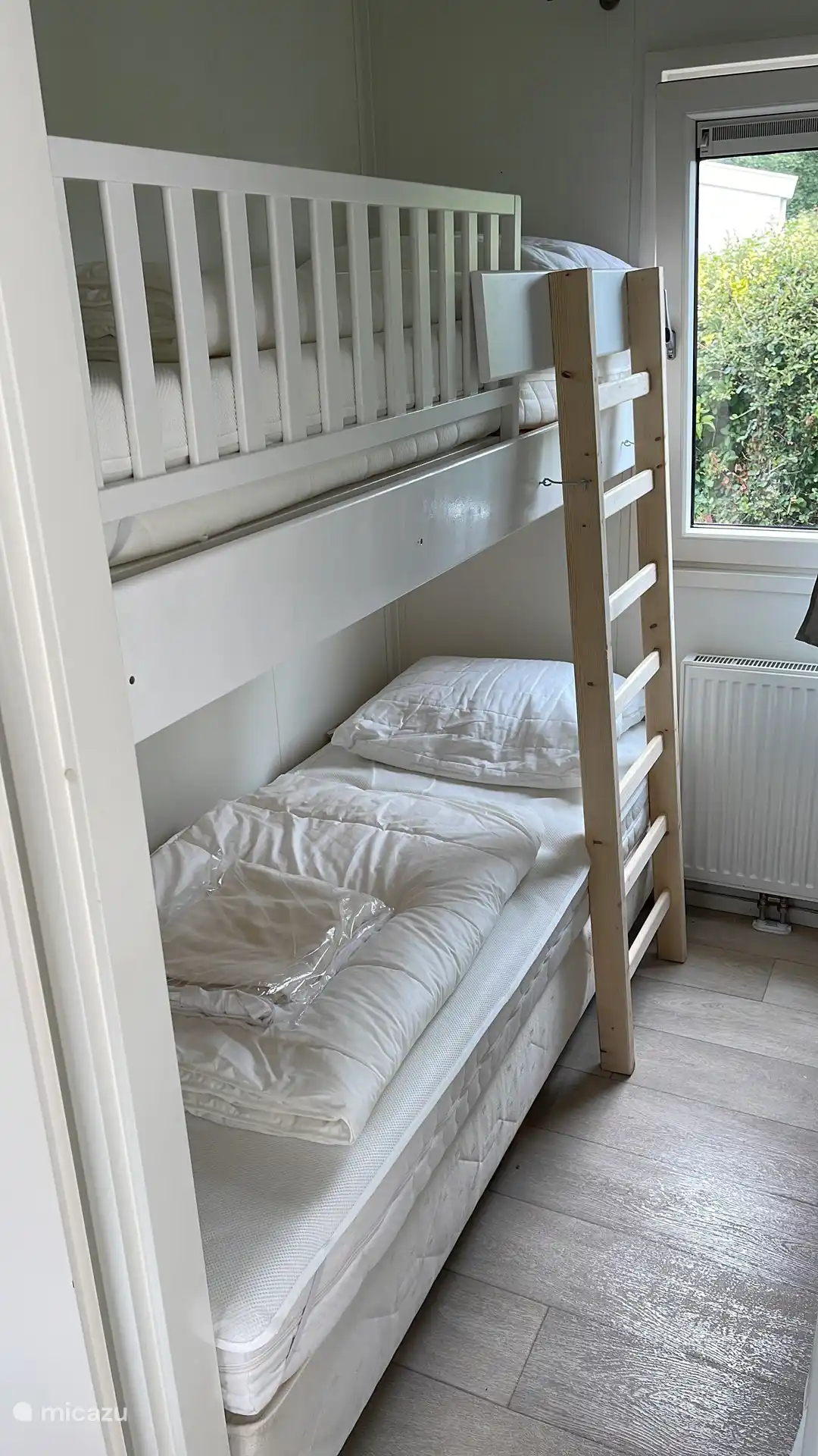 2e Slaapkamer met 2 eenpersoons boxsprings en 1 hoogtebed (70cm)